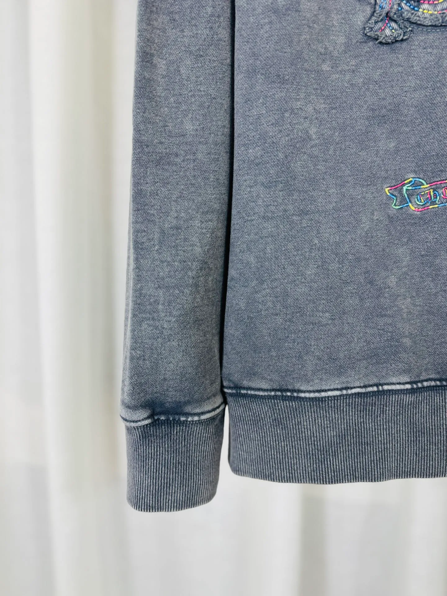 P270 top version, real shot without P, ​​different from market currency) 𝗖𝗵𝗿𝗼𝗺𝗲 𝗛𝗲𝗮𝗿𝘁𝘀/Cro Heart 2025 washed patch embroidery autumn and winter new original single counter American laser burnt 3D three-dimensional color embroidered couple casual sweatshirt 👑The highest version! Customized fabric 430g tripe terry fabric! American acid-washed and distressed original fabric laser burnt ✟appliqué embroidery and exquisite embroidery of letters! The best-selling model in the counter, very comfortable to wear. Accessories: original molded and authenticated collar label➕100% silk wash label. Genuine purchase-grade original hangtag➕matching hanging rope➕3D hanging beads➕original packaging bag. Craftsmanship: The original version has consistent wiring! The highest version of the armhole matching technique! Color: Gray Black Size: S M L XL Style No.: 9306